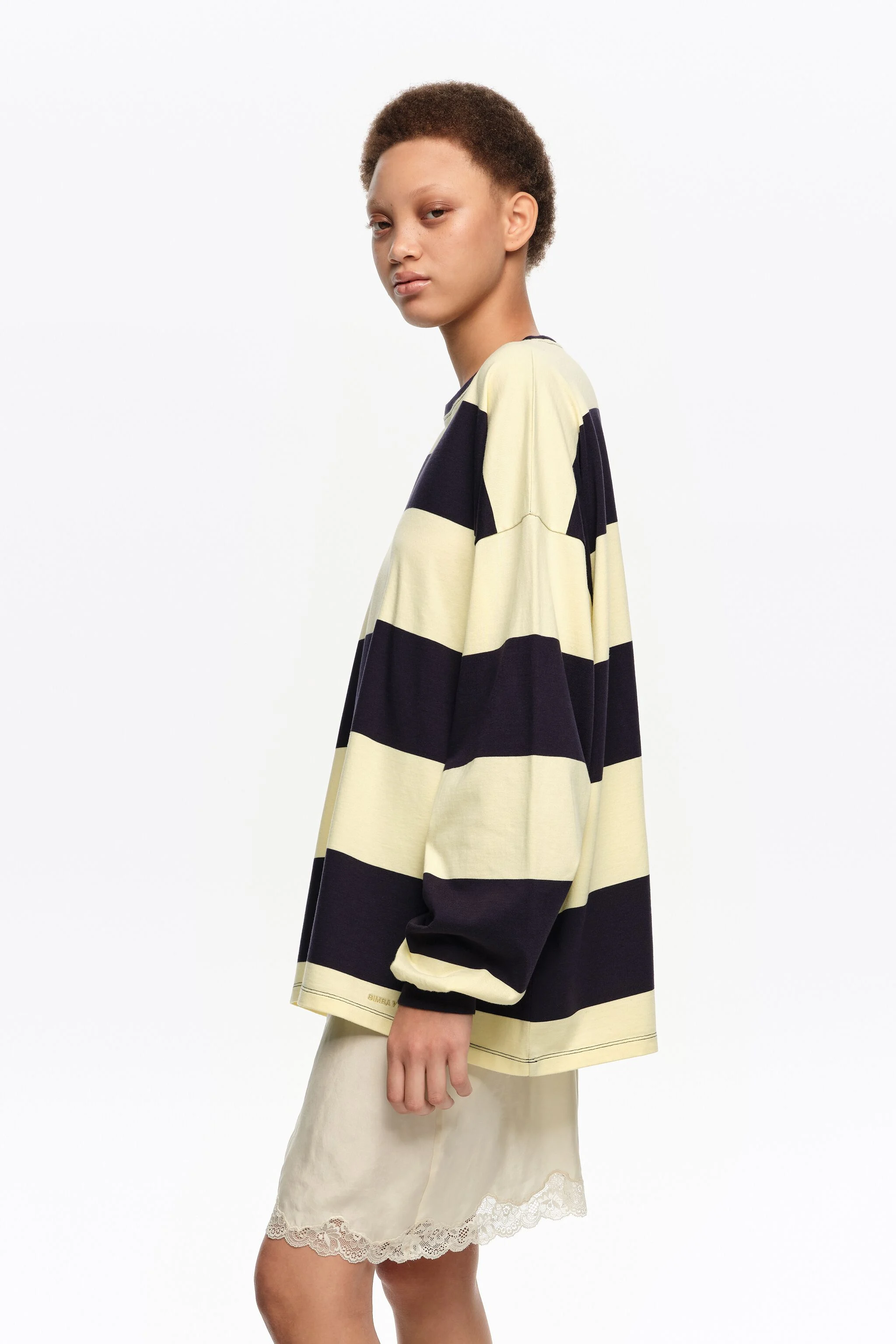 Camiseta oversized listrada em azul e amarelo