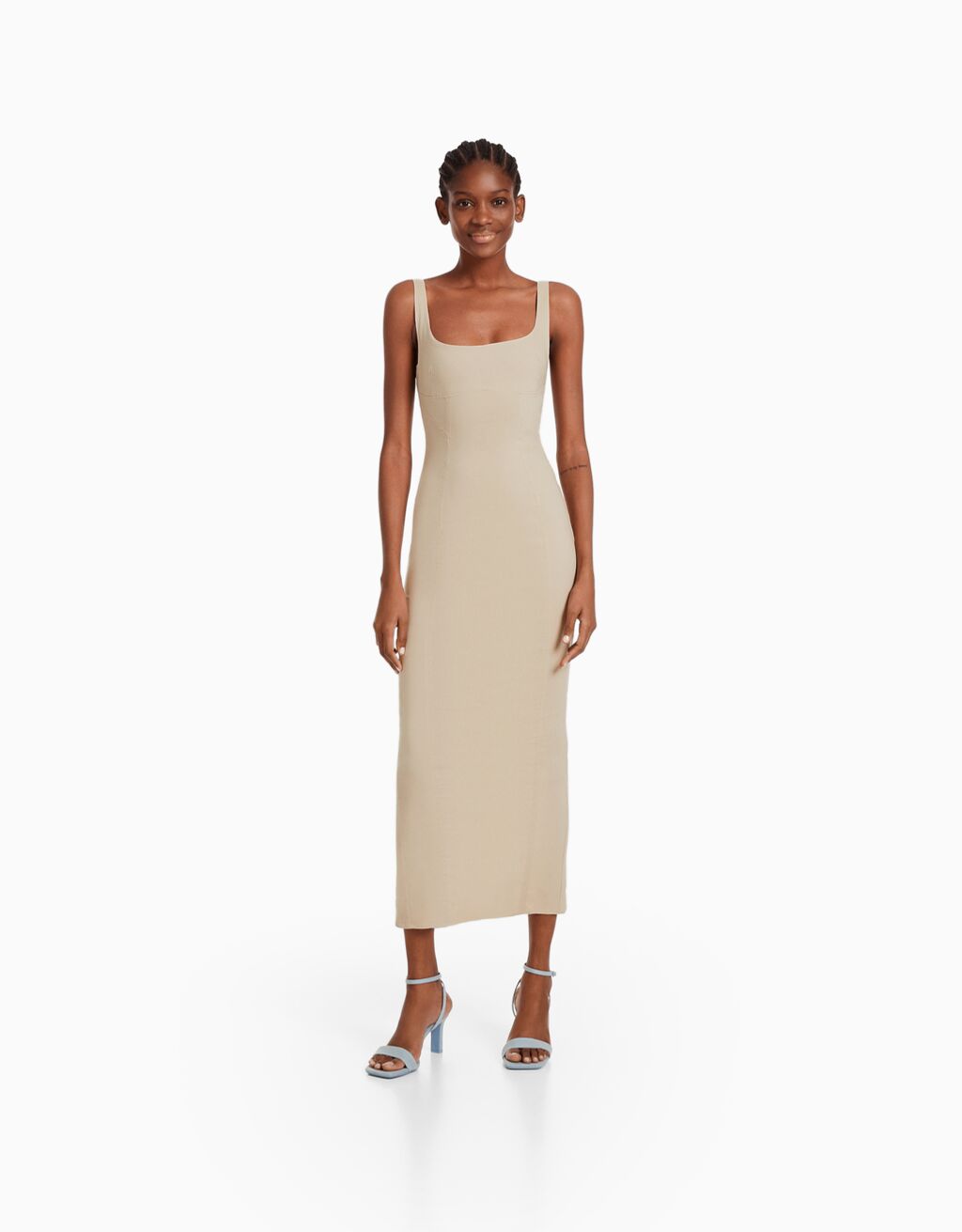 Vestido midi ajustado com alças largas.