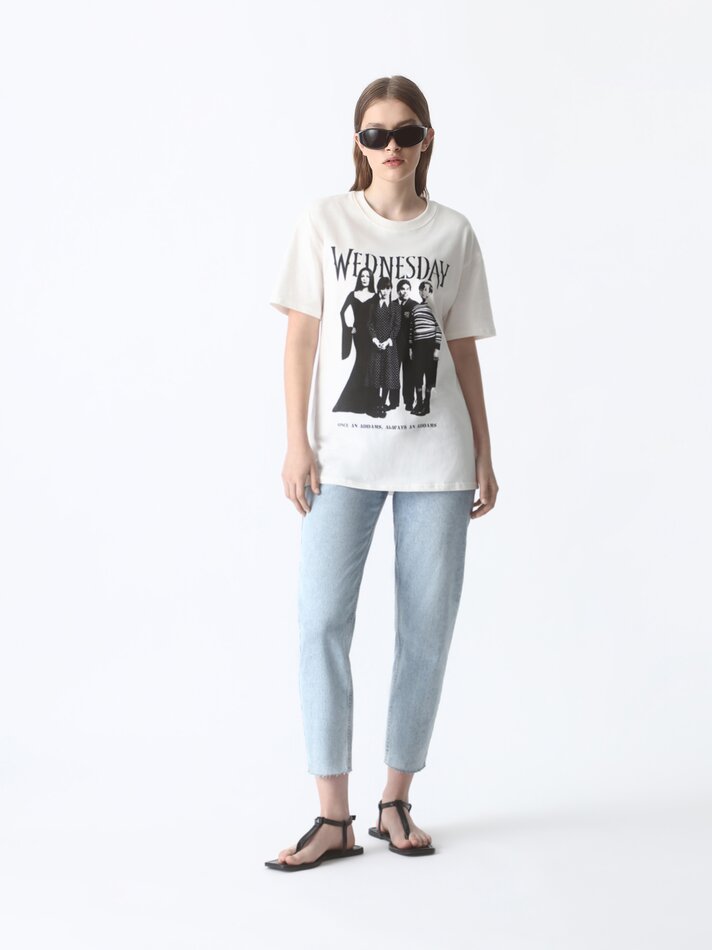 Camiseta WEDNESDAY ñ 2022™MGM Television Entertainment Inc - Bege