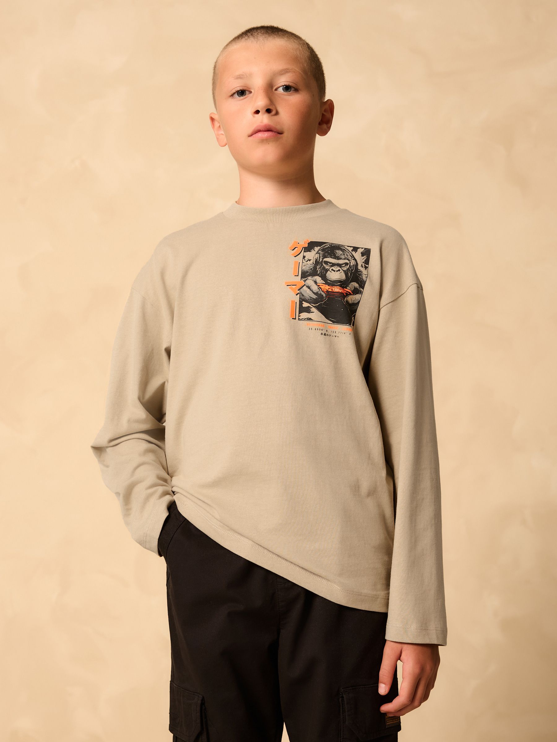 Kiezelkleurige Gorilla Gamer - Relaxed Fit Graphic Long Sleeve Cotton T-Shirt (3-16yrs)