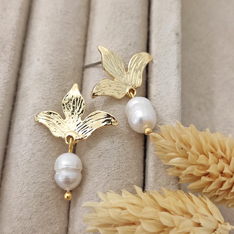 Boucles d'oreilles pétales - Laiton plaqué or & perle