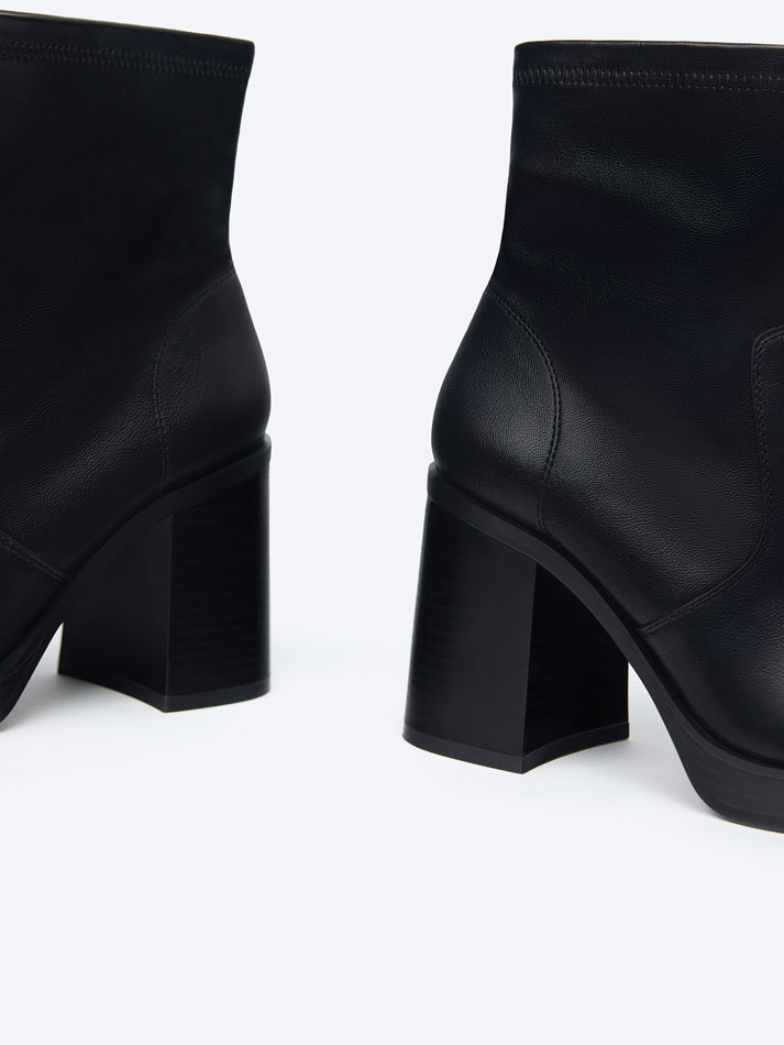 Botas de cano curto com plataforma elástica - Pretas