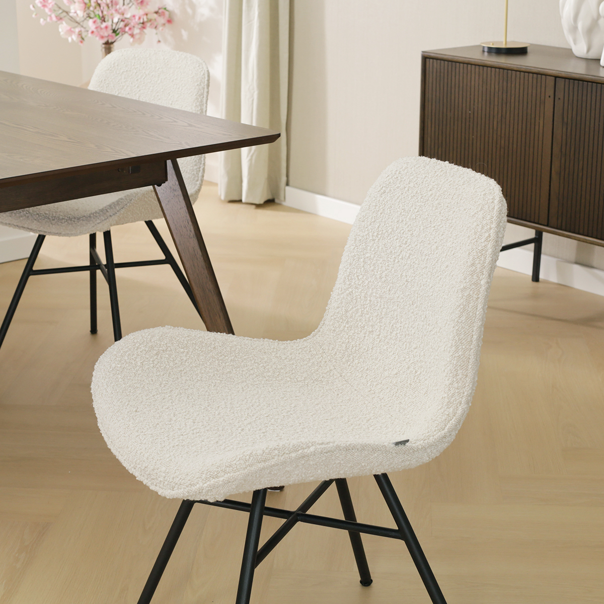 Eetkamerstoel Noa-Fé bouclé beige - zwart onderstel