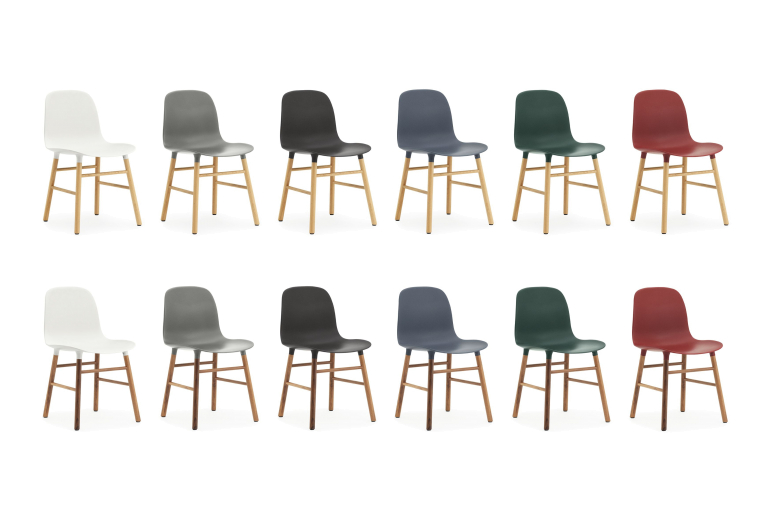 Normann Copenhagen Form Chair stoel met walnoten onderstel, wit