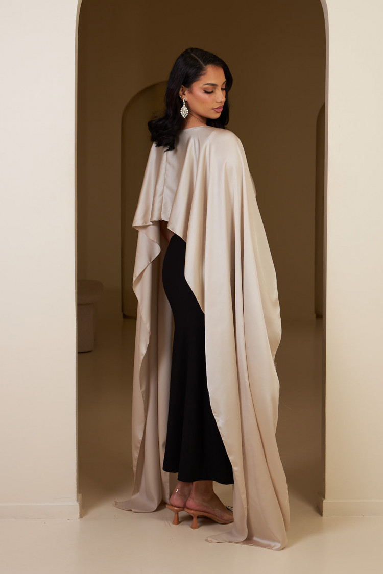 Robe noir ample satinée à empiècement voile beige