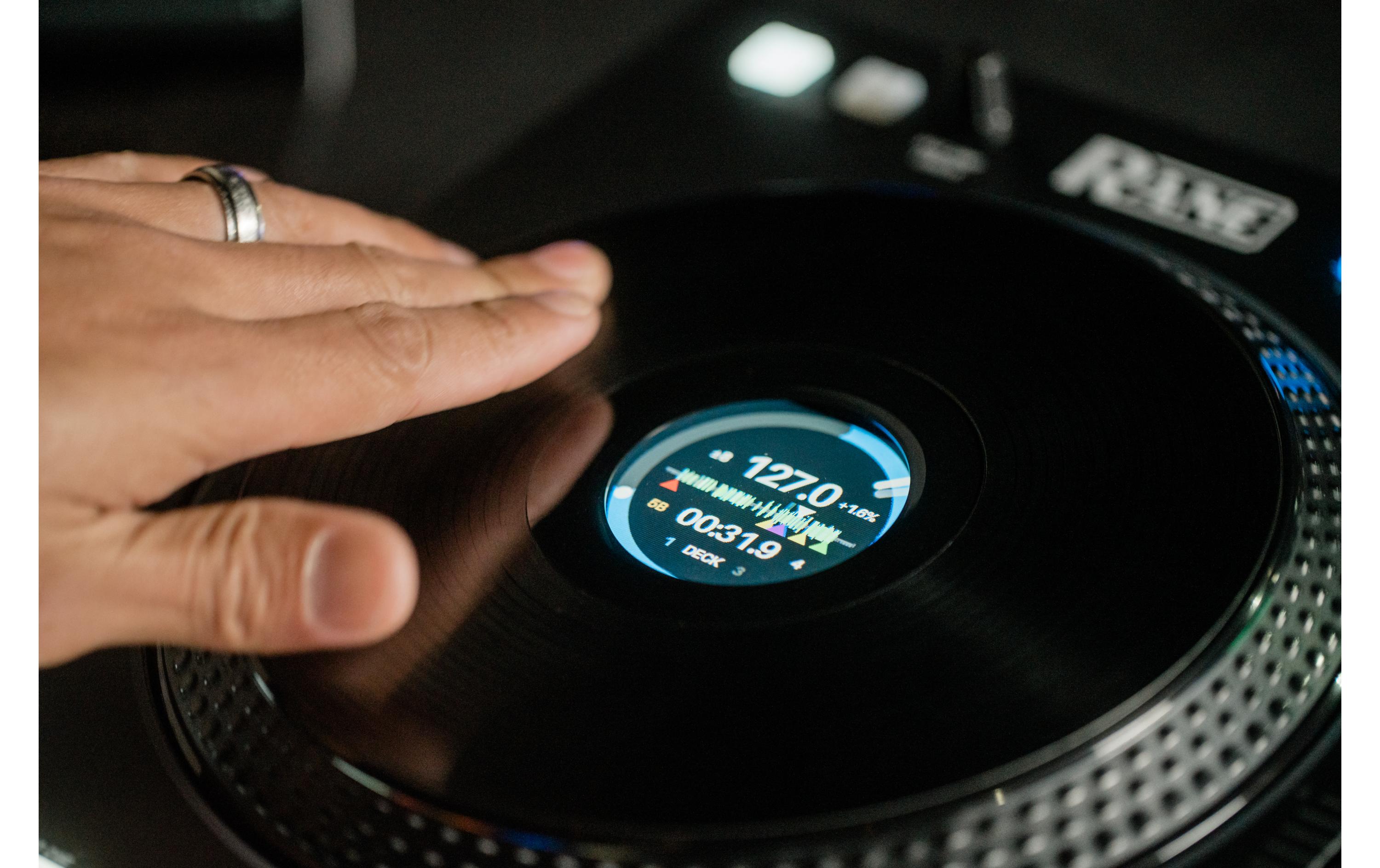 DJ-Controller Four<br>Fortschrittlicher 4-Kanal-Stems-DJ-Controller