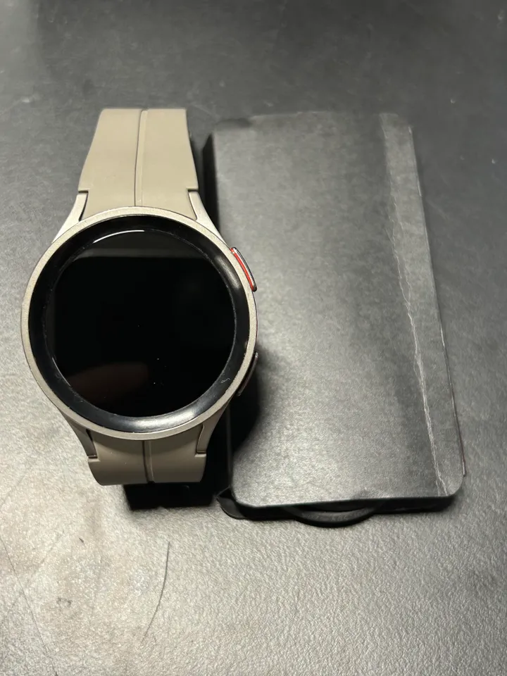 [OUTLET] - Samsung® | Galaxy Watch5 Pro - 45 mm - titanium - smart ur med sportsbånd - display 1.4