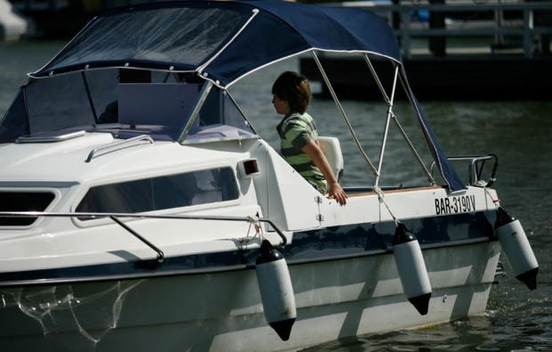 Motorboot fahren für Zwei in Neuruppin als Geschenk