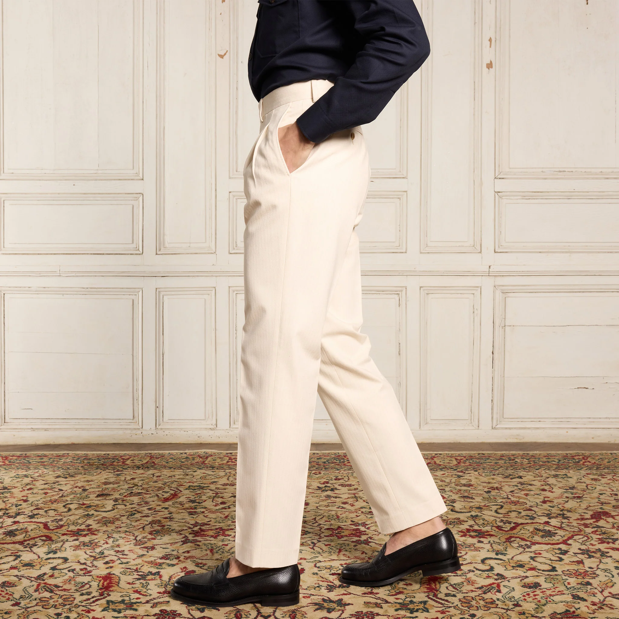 Double-pleated pants in ecru cotton