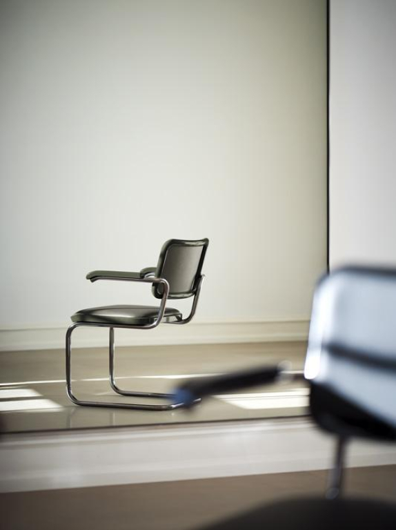 Thonet JS. THONET a personal Interpretation by Jil Sander S64 P Serious stoel met armleuning,Graphite Black/chroom