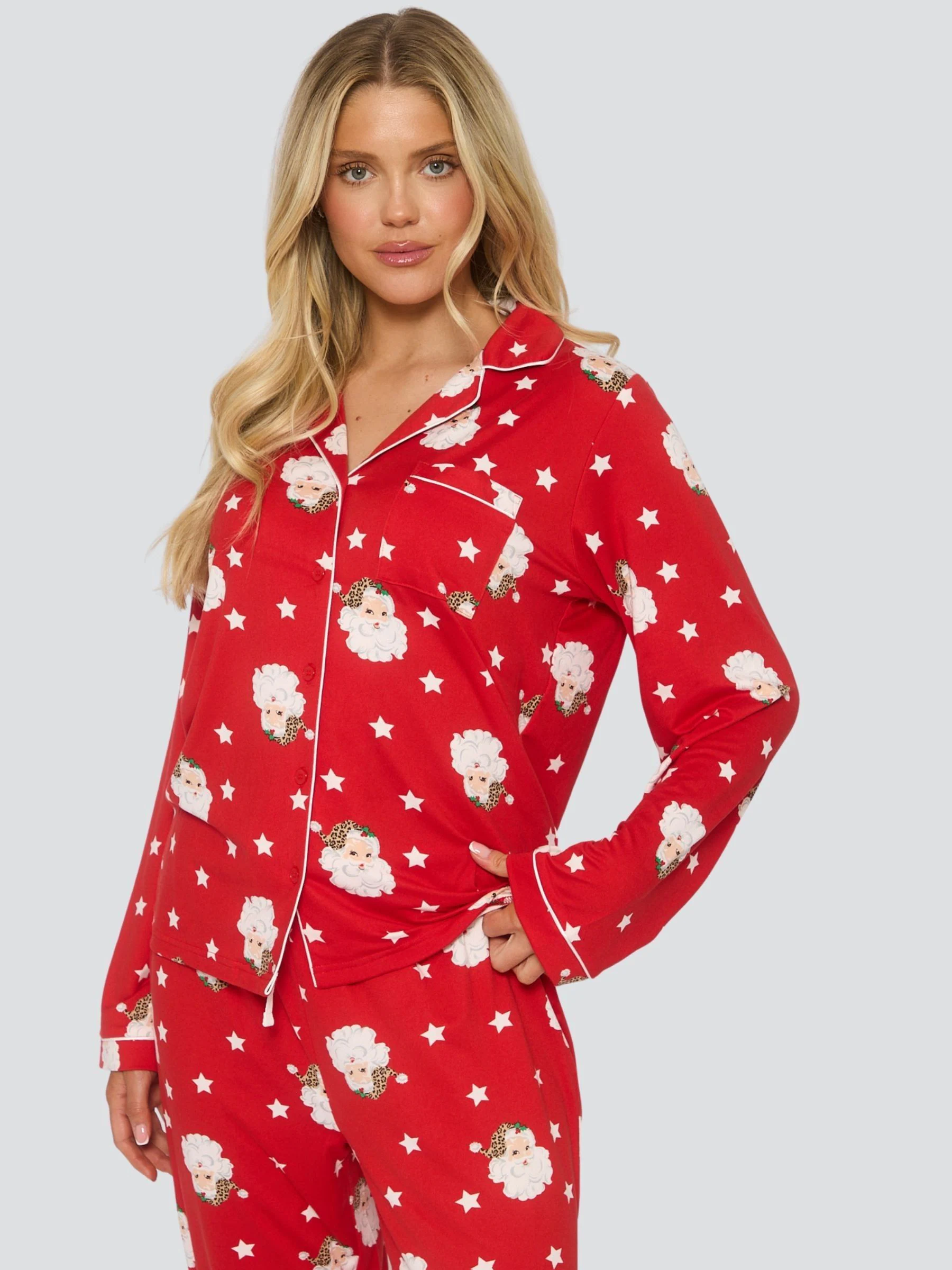 Loungeable Kerstmis Luipaard Santa Print Jersey Lange Pyjama Set met Knoopsluiting