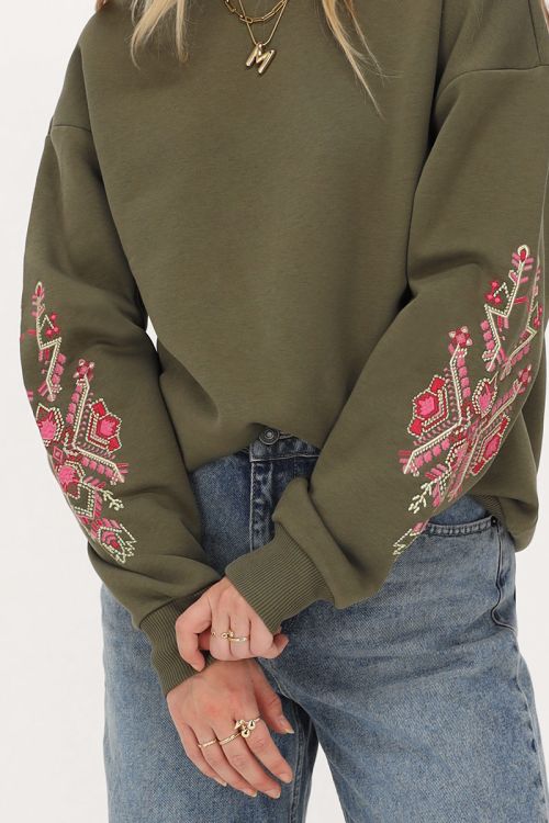 Donkergroene sweater met roze embroidery