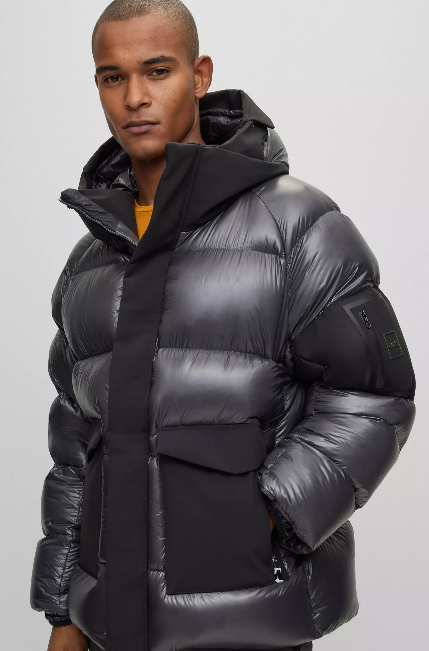 Jaqueta impermeável BOSS verde, modelagem oversized, em materiais mistos.