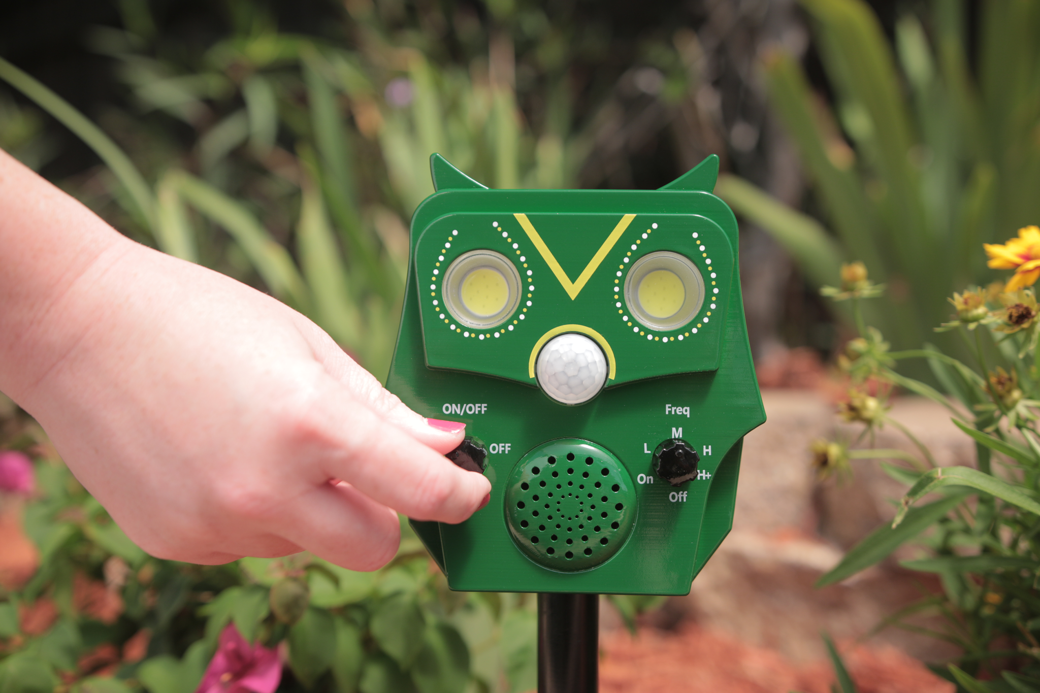 Owl Guard Ultraschall Schädlings Bekämpfer Garten Abwehr Tierschreck mit Blitzlicht IP34 Batteriebetrieben (VHGVACIND0420) - Grün