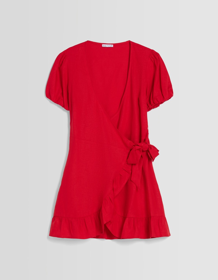 Vestido curto de linho com mangas curtas e babados.