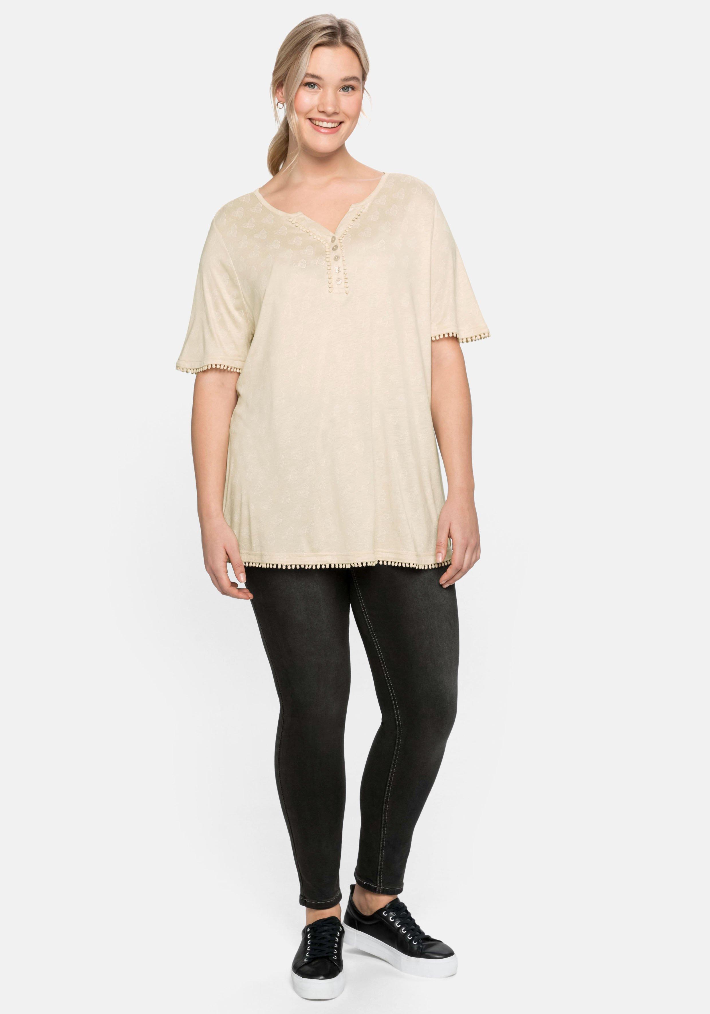 Shirt mit zartem Alloverdruck und Spitzenborte