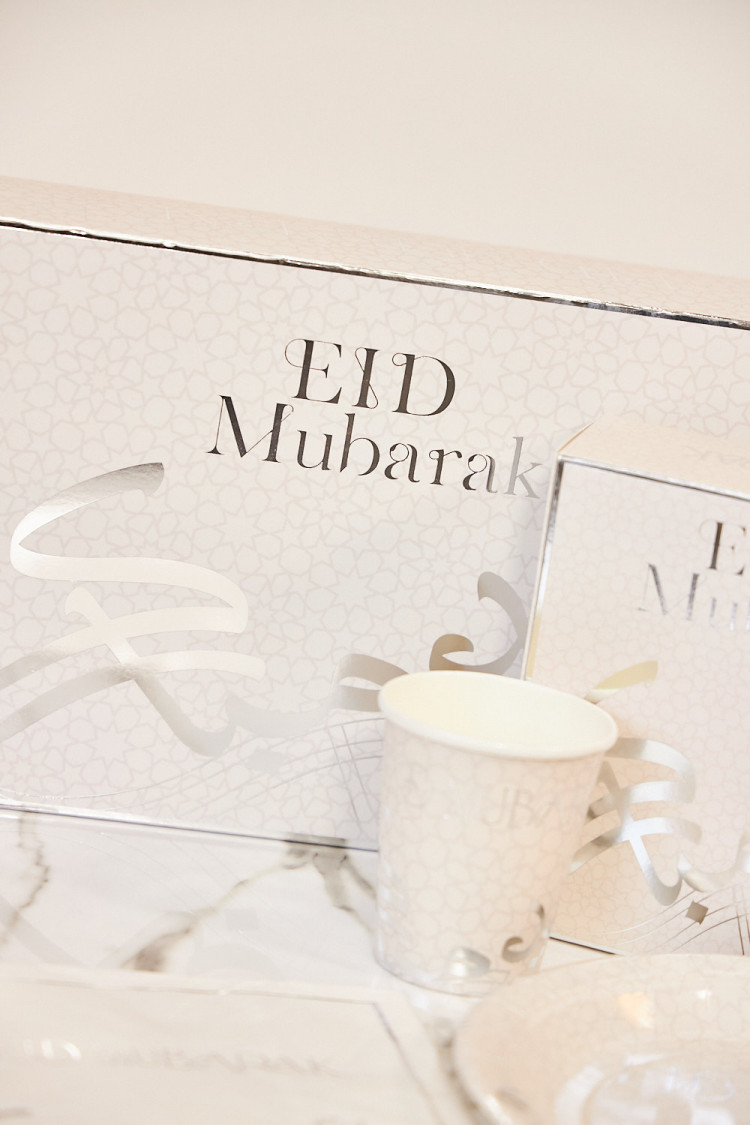 Set de table blanc pour 6 personnes, boites cadeaux, assiettes, gobelets, serviettes