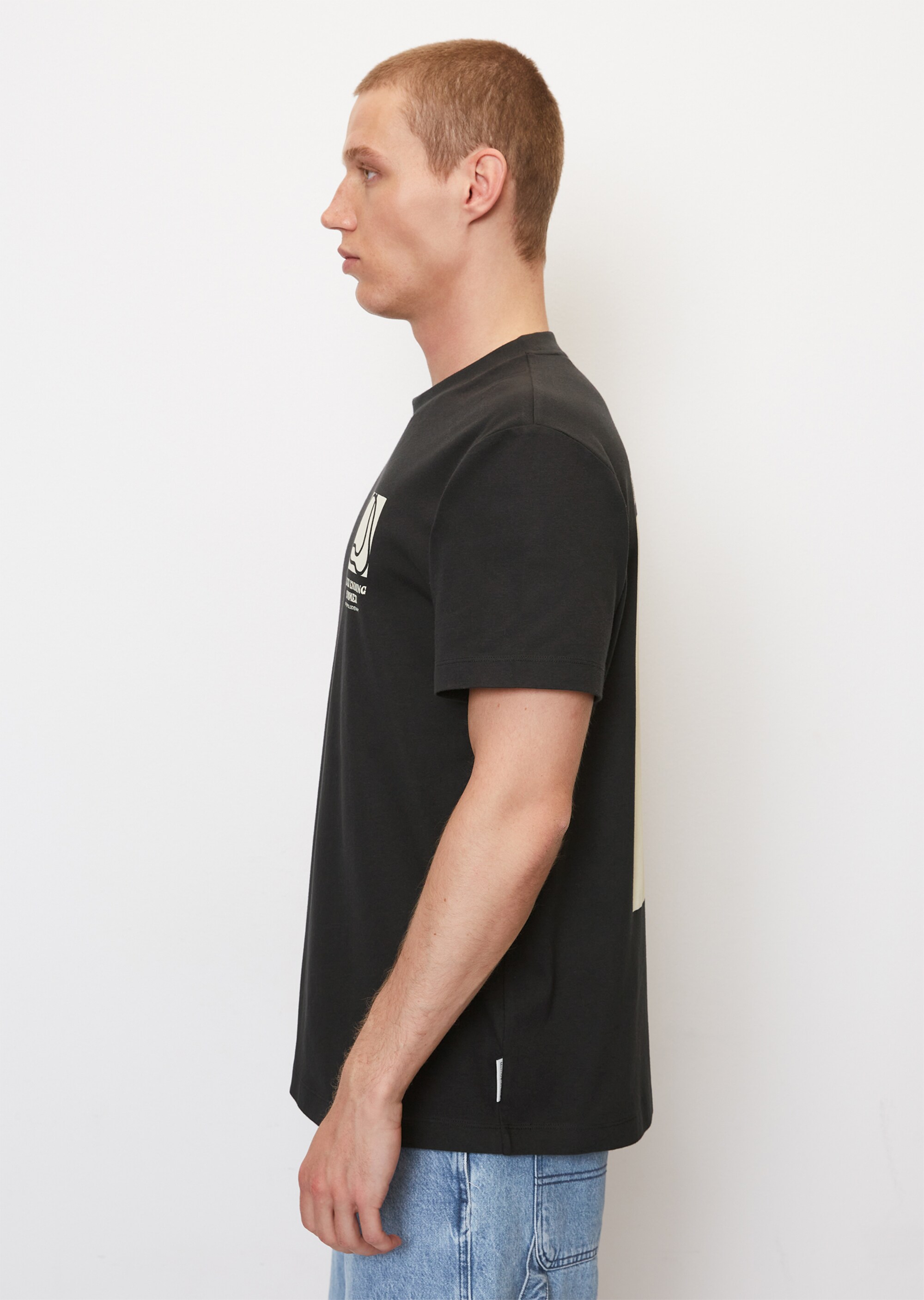 T-Shirt relaxed je nach Farbe mit markantem Rückenprint