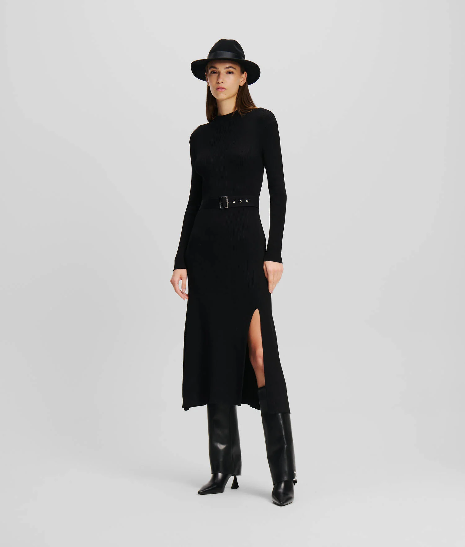 ROBE EN TRICOT CEINTURÉE À MANCHES LONGUES