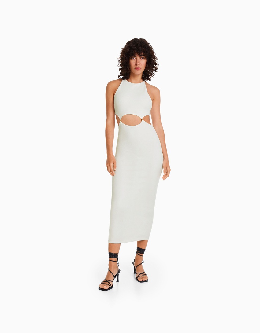 Vestido midi canelado com alças finas e detalhes em argolas.