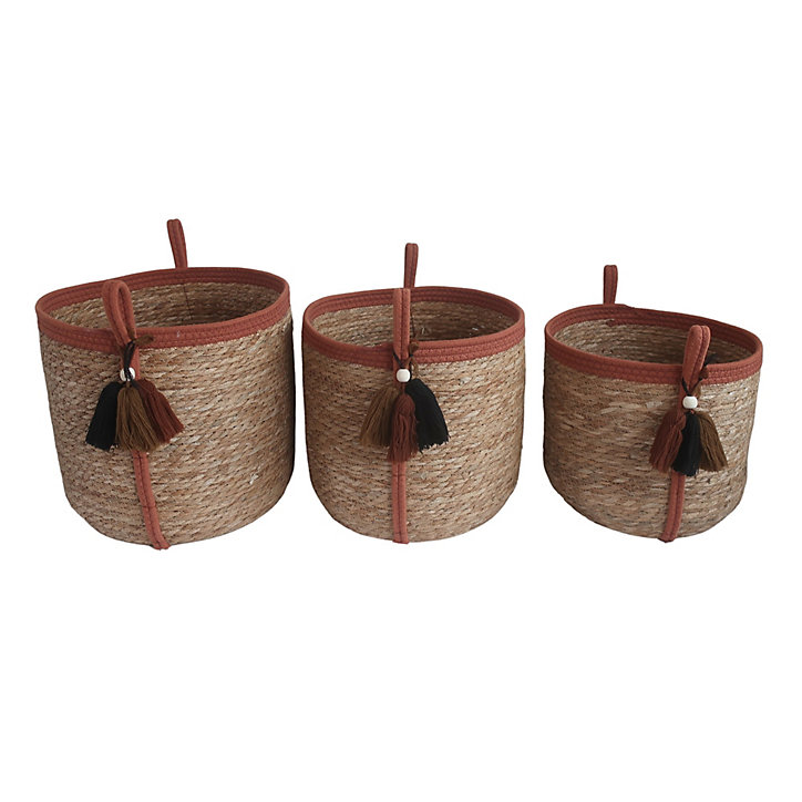 Panier rond en jonc de mer Norasia terracotta et couleur naturelle avec pompons taille M