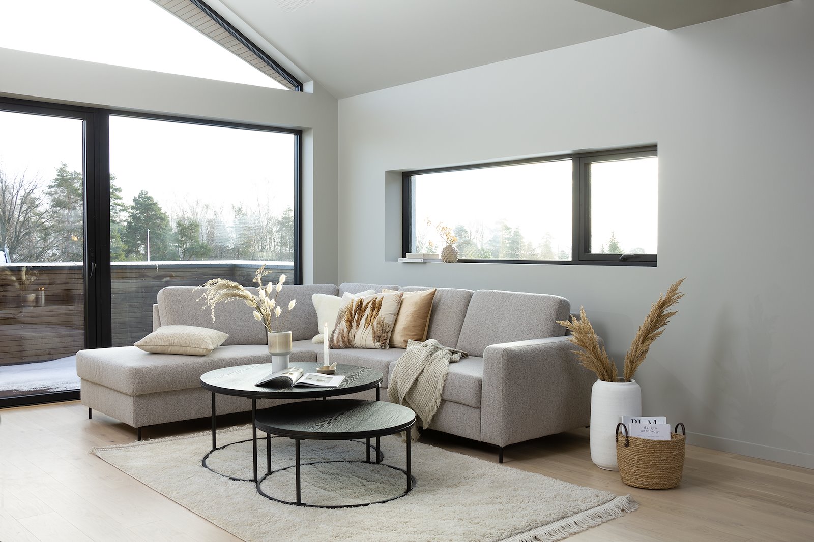 Construct hjørnesofa 2,5-seter med åpen ende venstre i tekstil Monza 60 beige med Talida arm, medium front, skumkomfort og sorte metallben nr 9