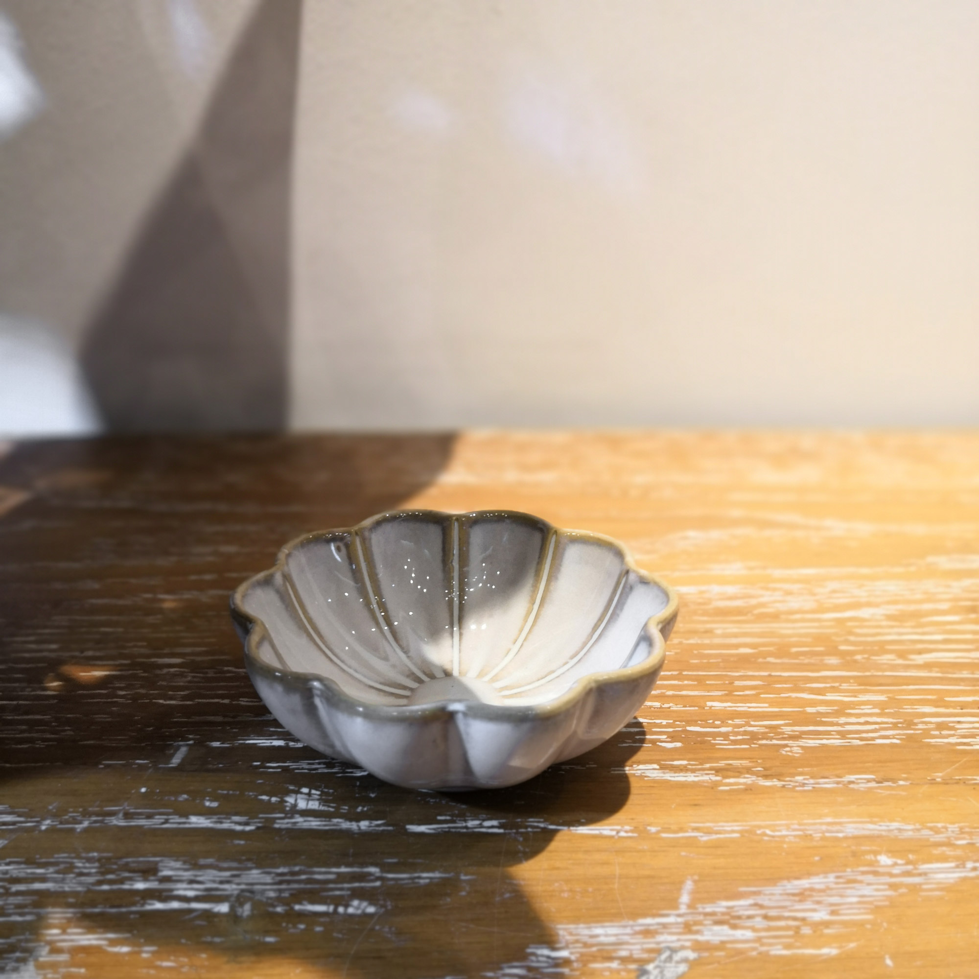 Keramikschale 'Blume', altweiß, beige, Ø 9 cm, H 3,5 cm zu 5,50