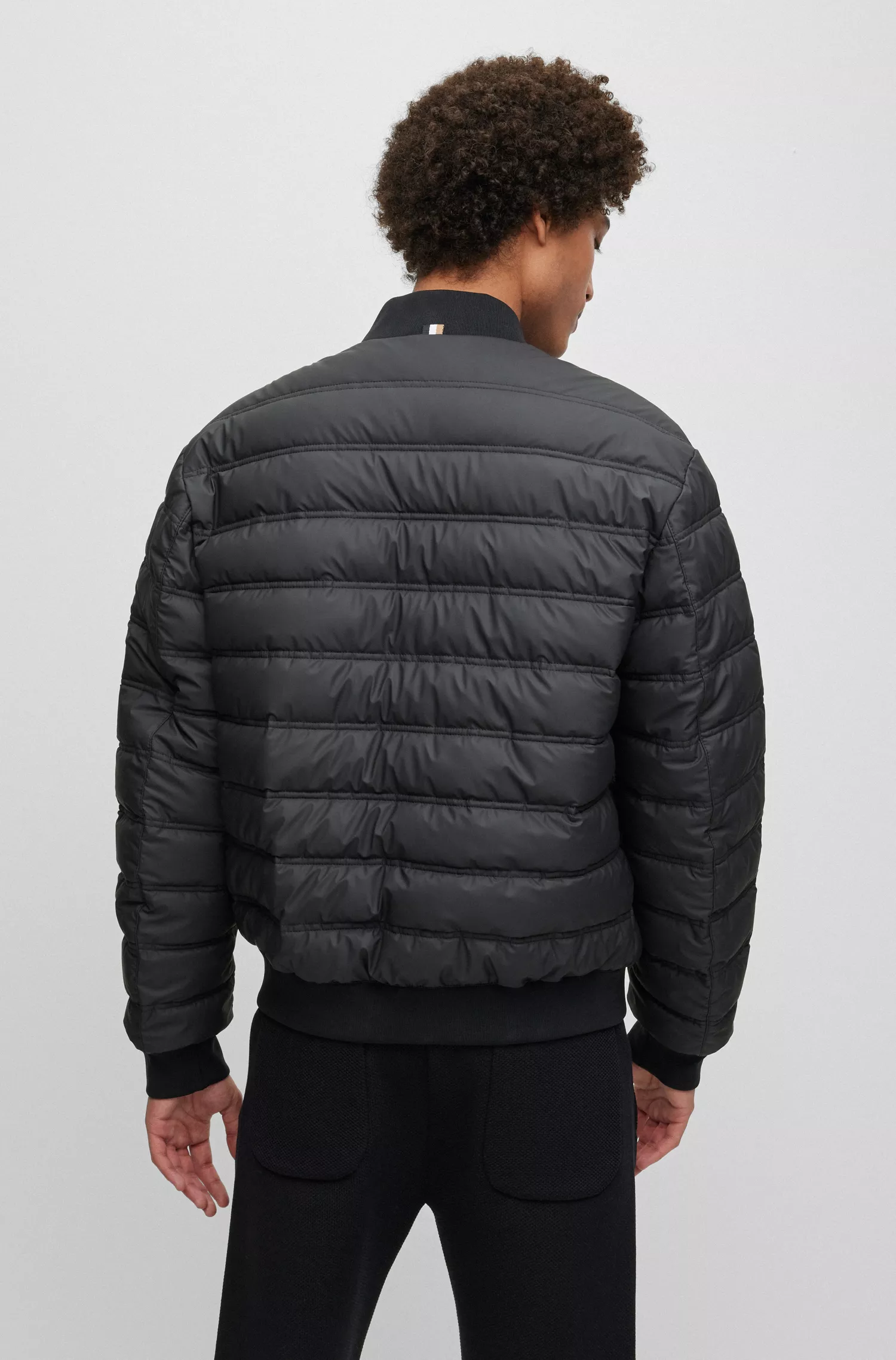 Jaqueta puffer BOSS preta, repelente à água, com zíper de duas vias.