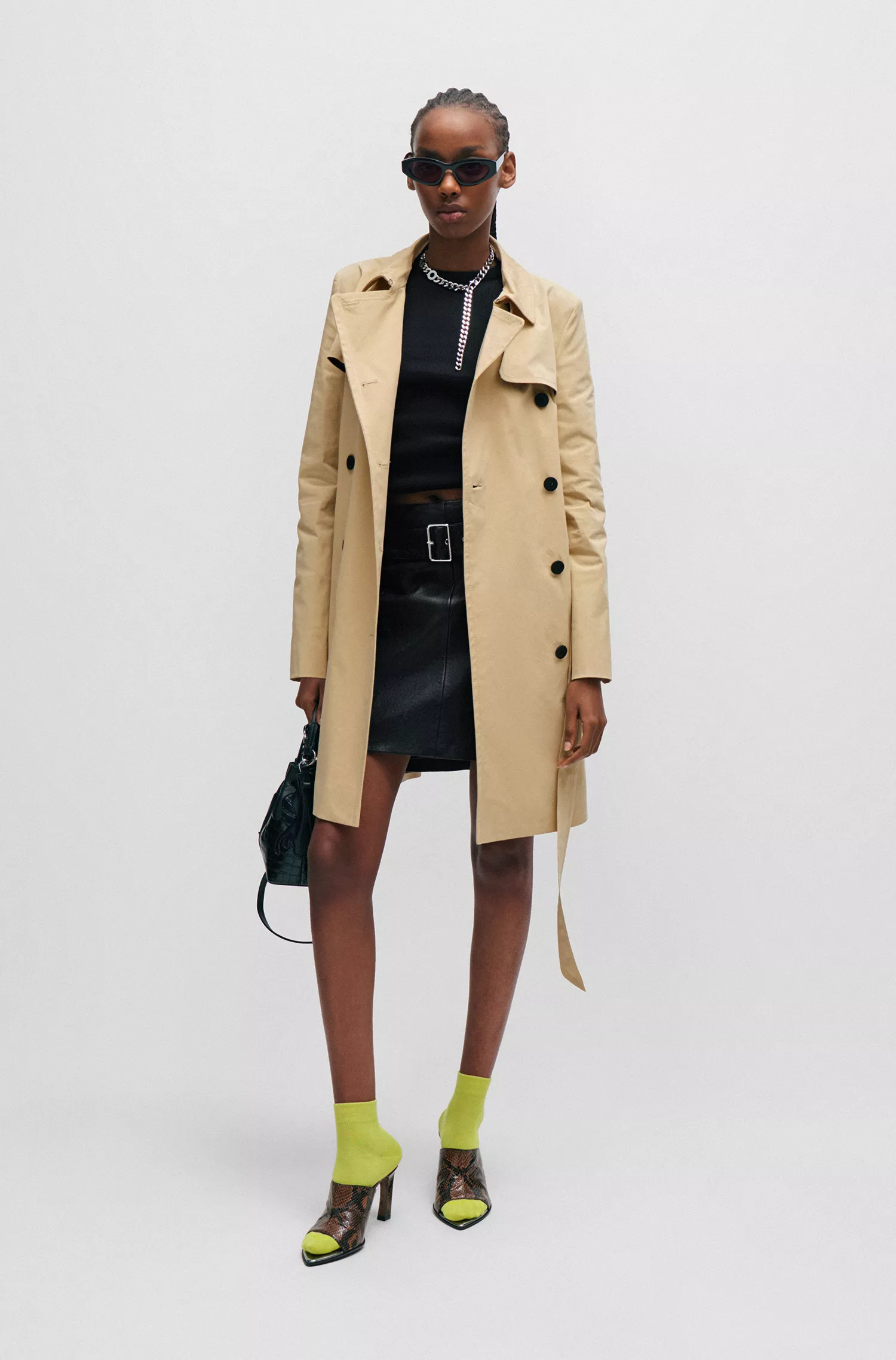 Trench coat HUGO com cinto vermelho em algodão elástico.