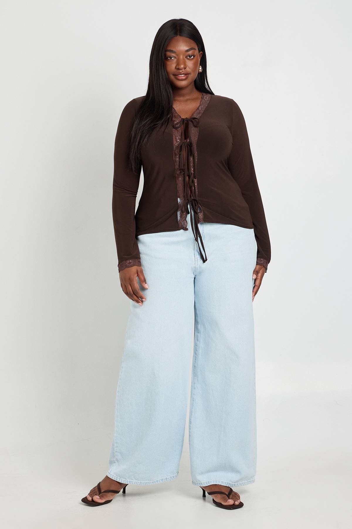 boohoo Haut Grande Taille À Manches Longues Avec Dentelle Et Liens À Nouer Devant
