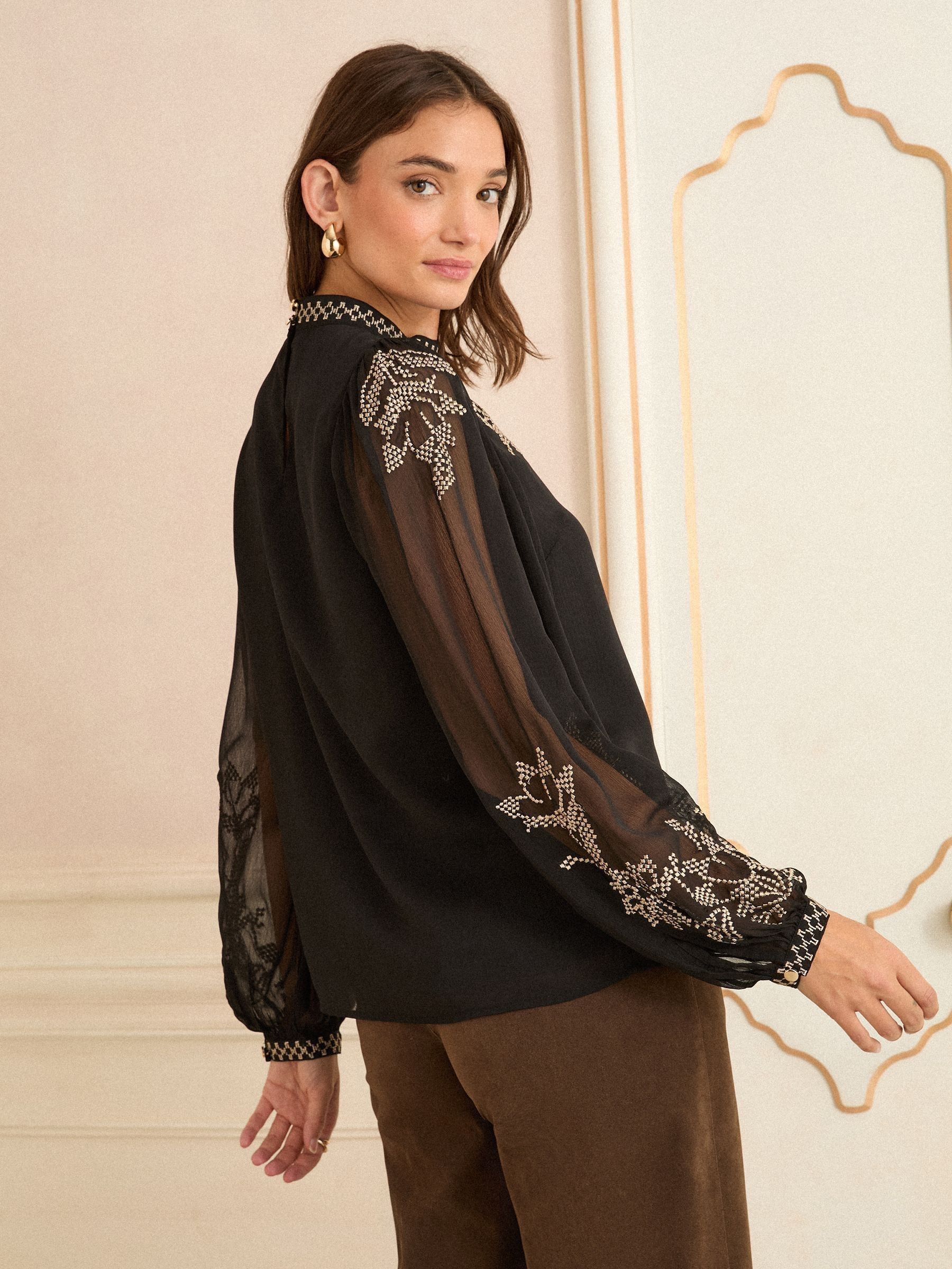 Black Gold Embroidery - Love & Roses - Hoogsluitende blouse met lange mouwen