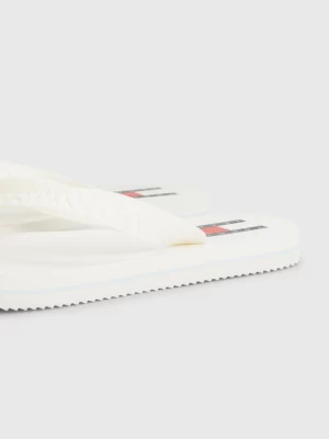 Chinelo com logotipo em relevo