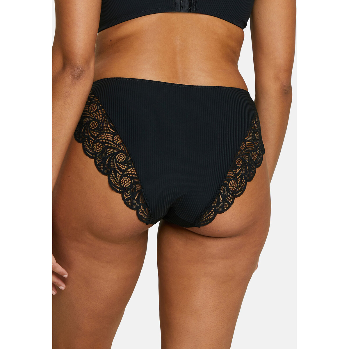 SANS COMPLEXE<br>Sapato slip-on Ariane Essential em renda e microfibra
