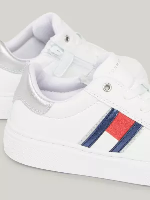 Tênis de amarrar com estampa de bandeira