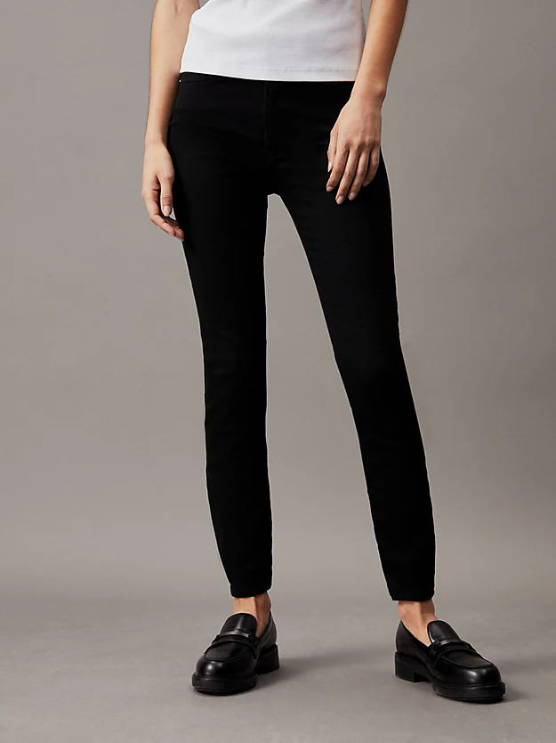 Calça jeans super skinny de cintura alta até o tornozelo