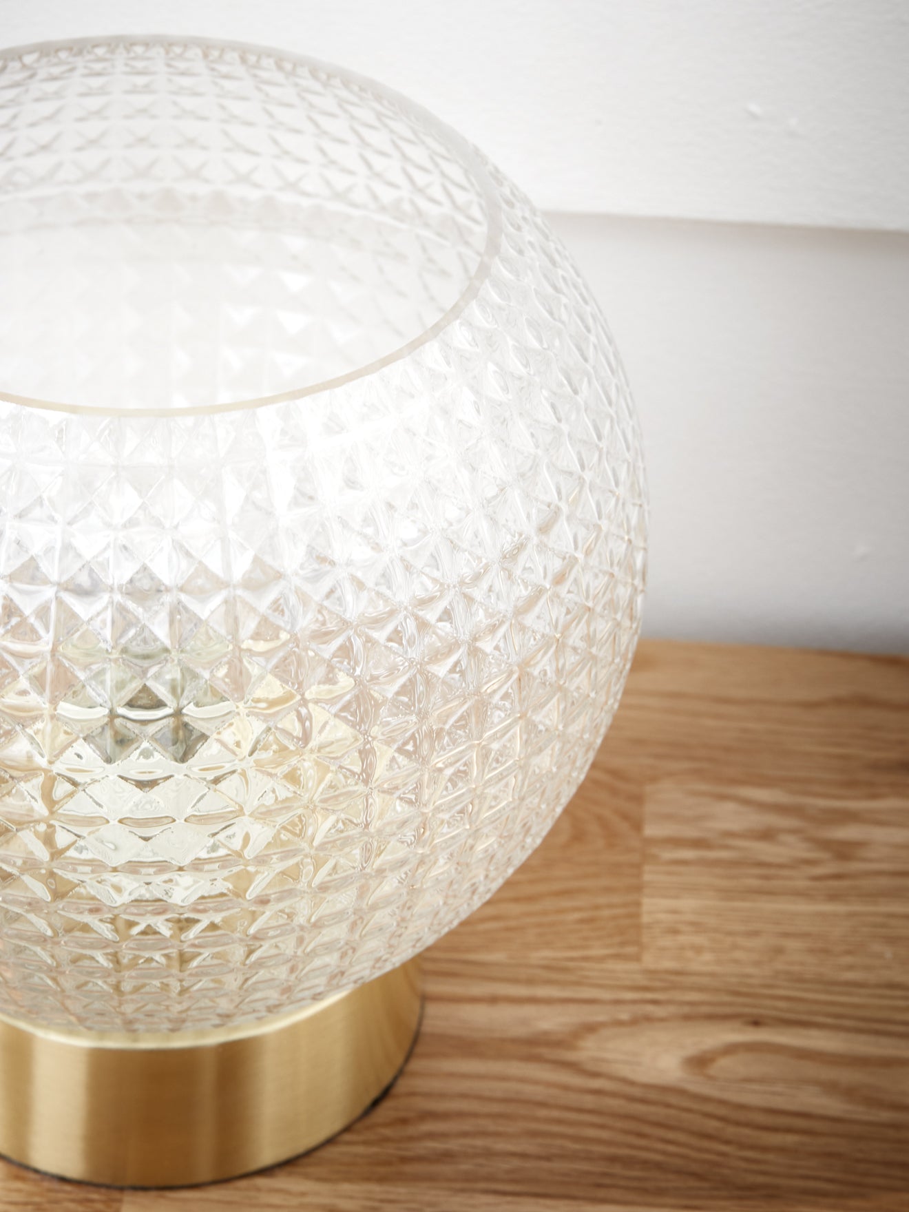 Lampe globe verre ciselé