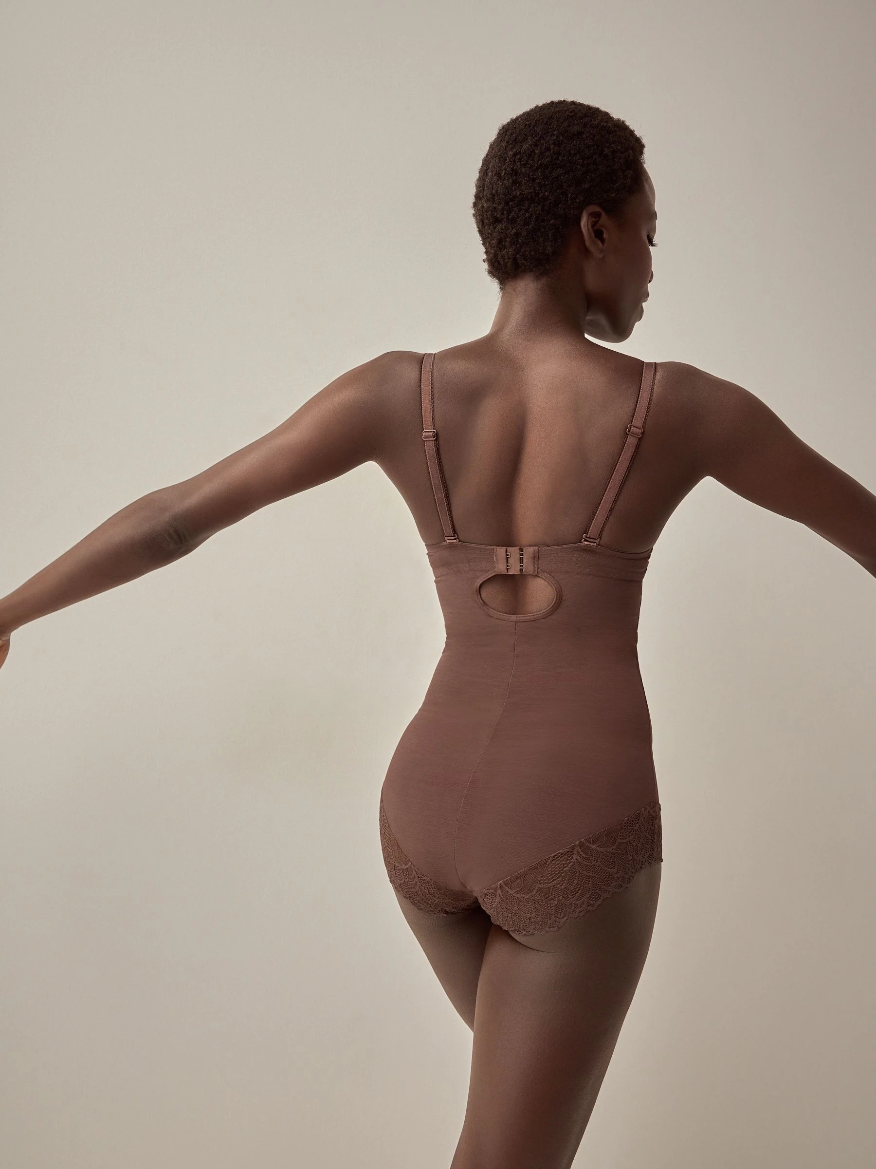 Chocolade nude - Kanten body met cups en sterke buikcorrectie