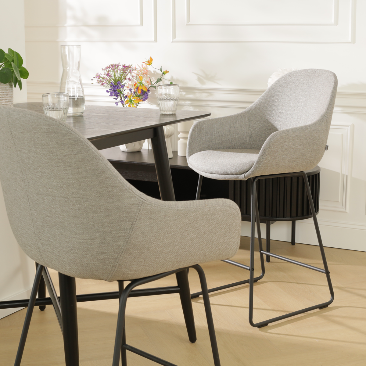 Barkruk Nino-Mae warm grijs - zwart onderstel - 75 cm