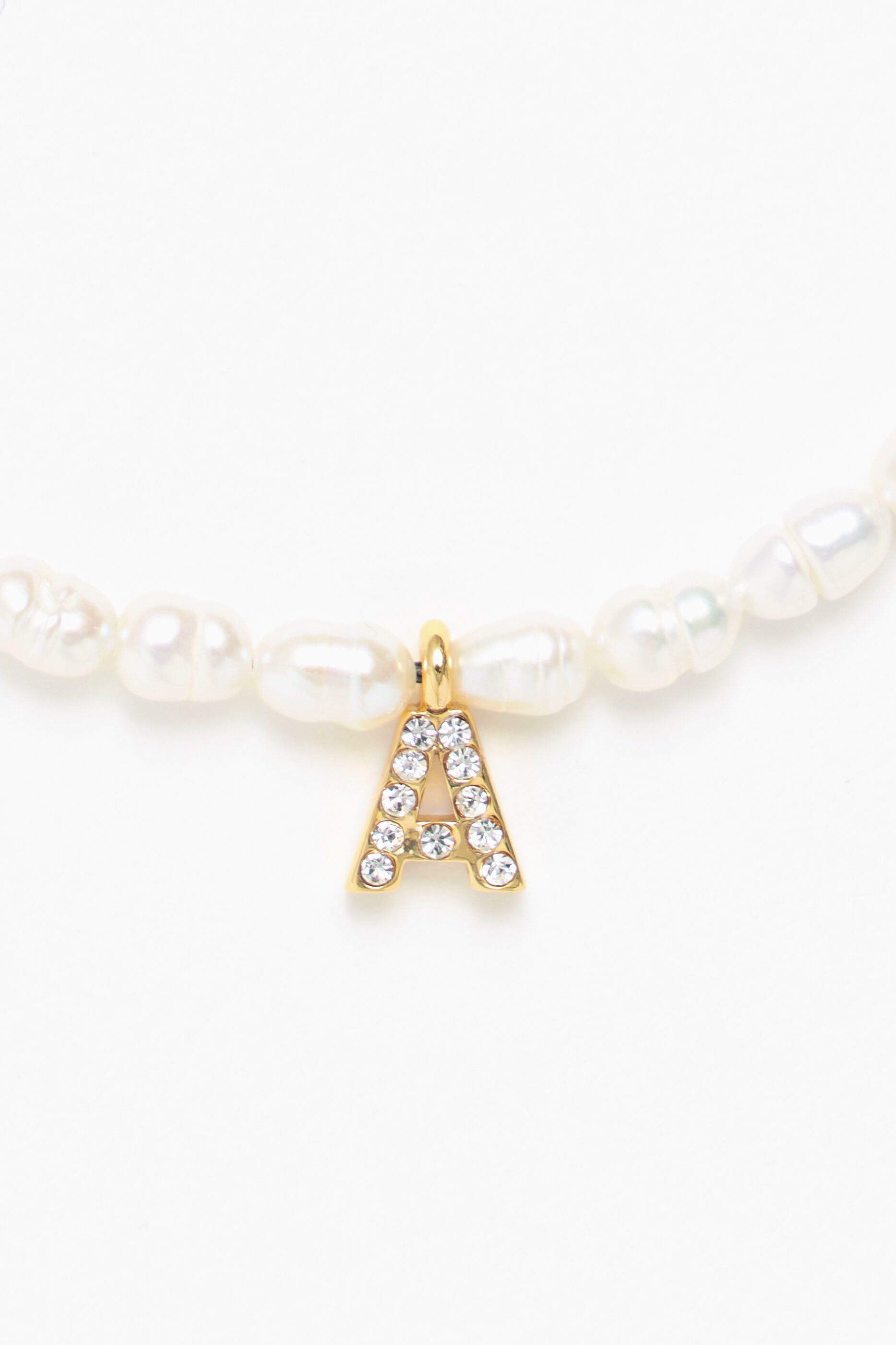 Pulseira de pérolas com a letra A