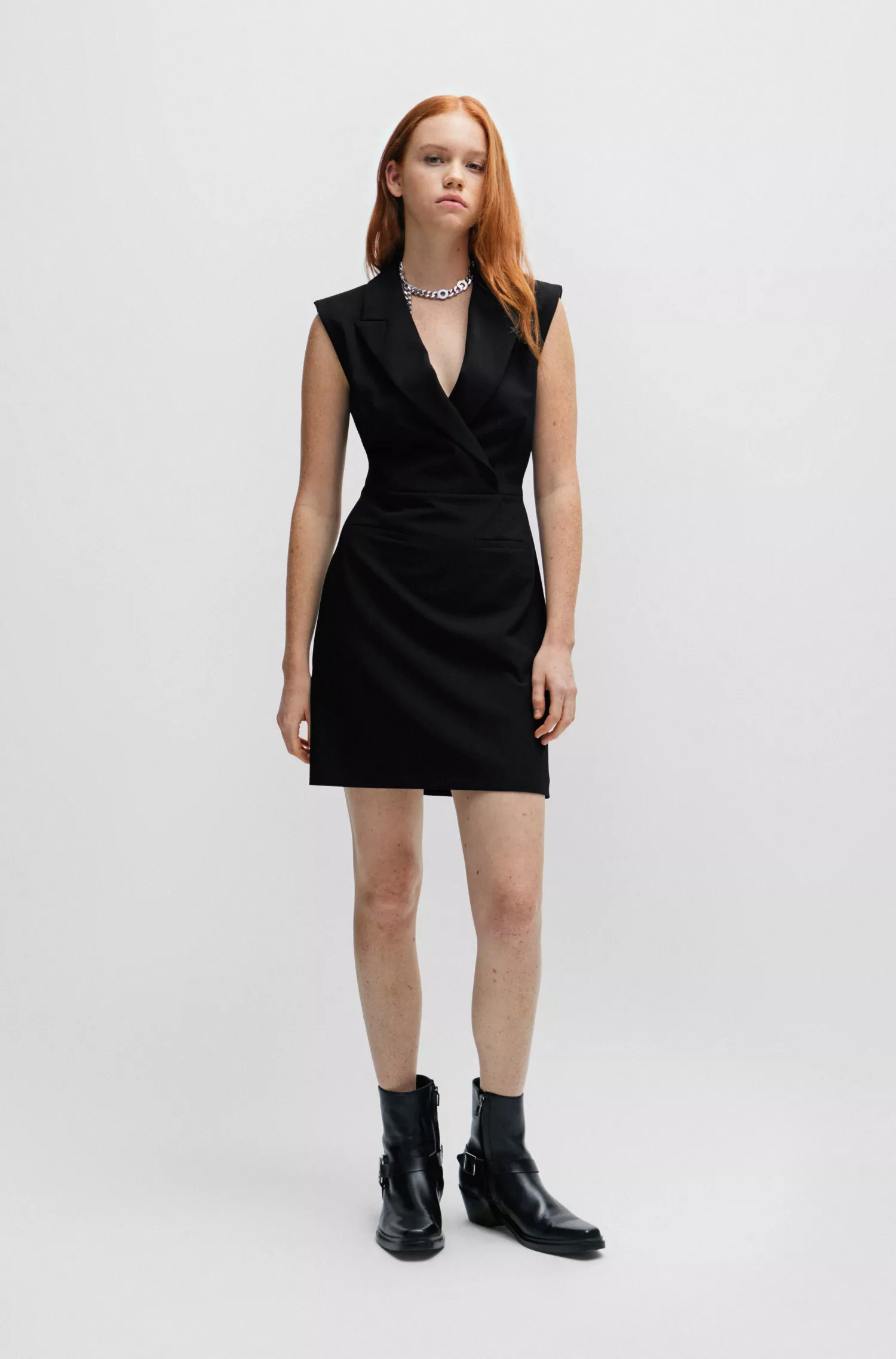 Vestido HUGO vermelho, corte slim, com lapelas e etiqueta com o logotipo.
