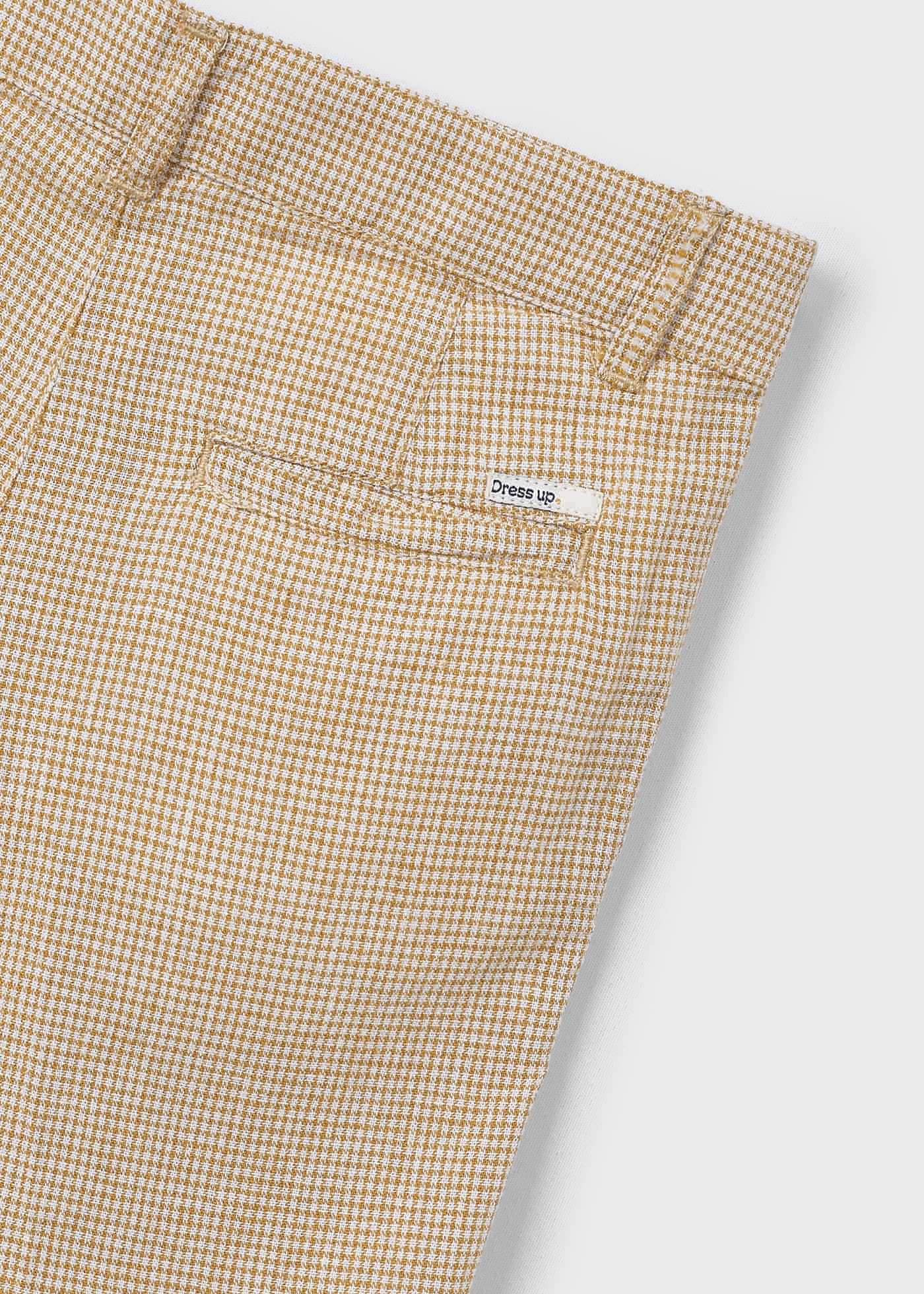 Conjunto de duas peças para meninos: camisa polo e bermuda, cor ocre.