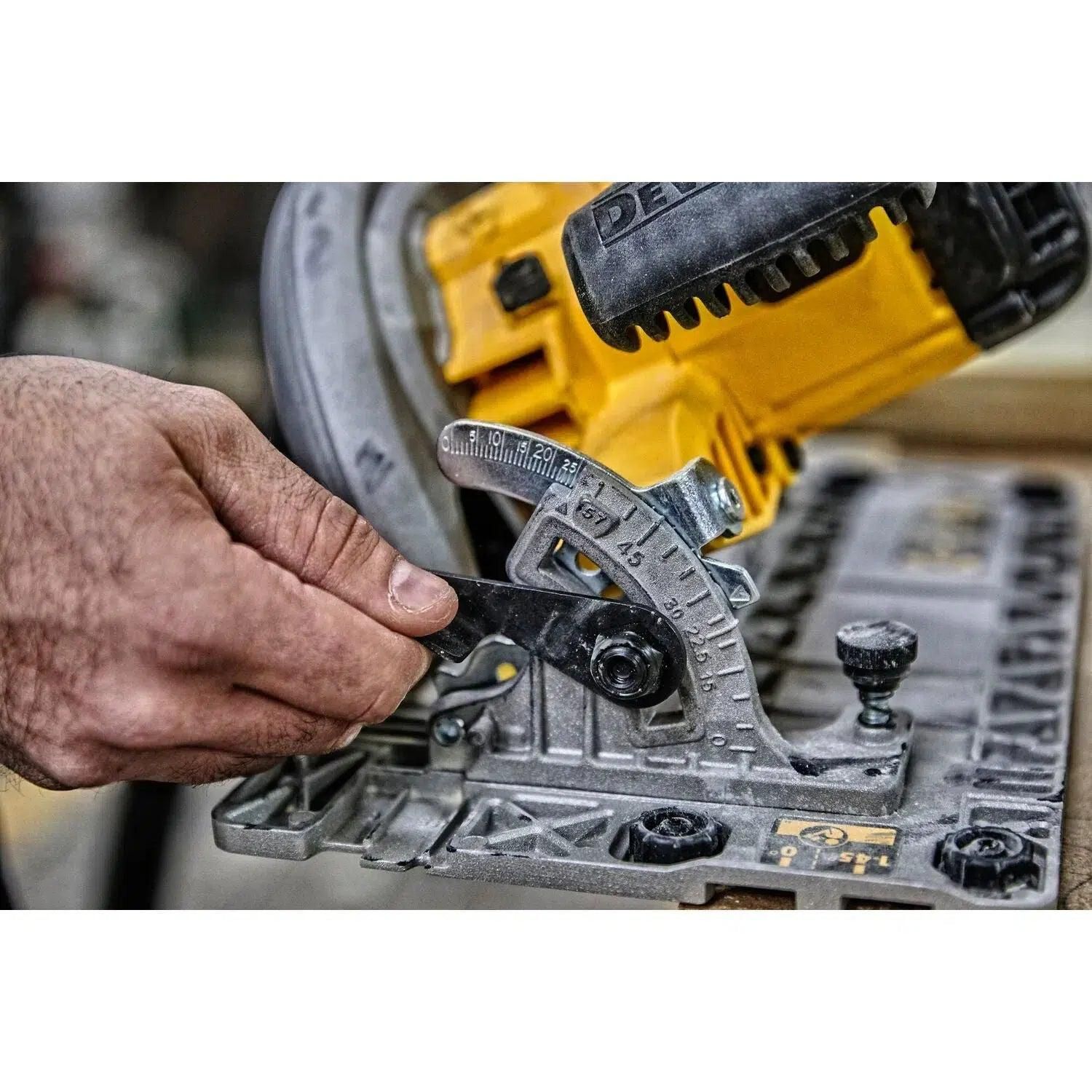 DeWALT DWE576K Cirkelzaag 1600W in koffer   DWS5022 Geleiderail 1500mm