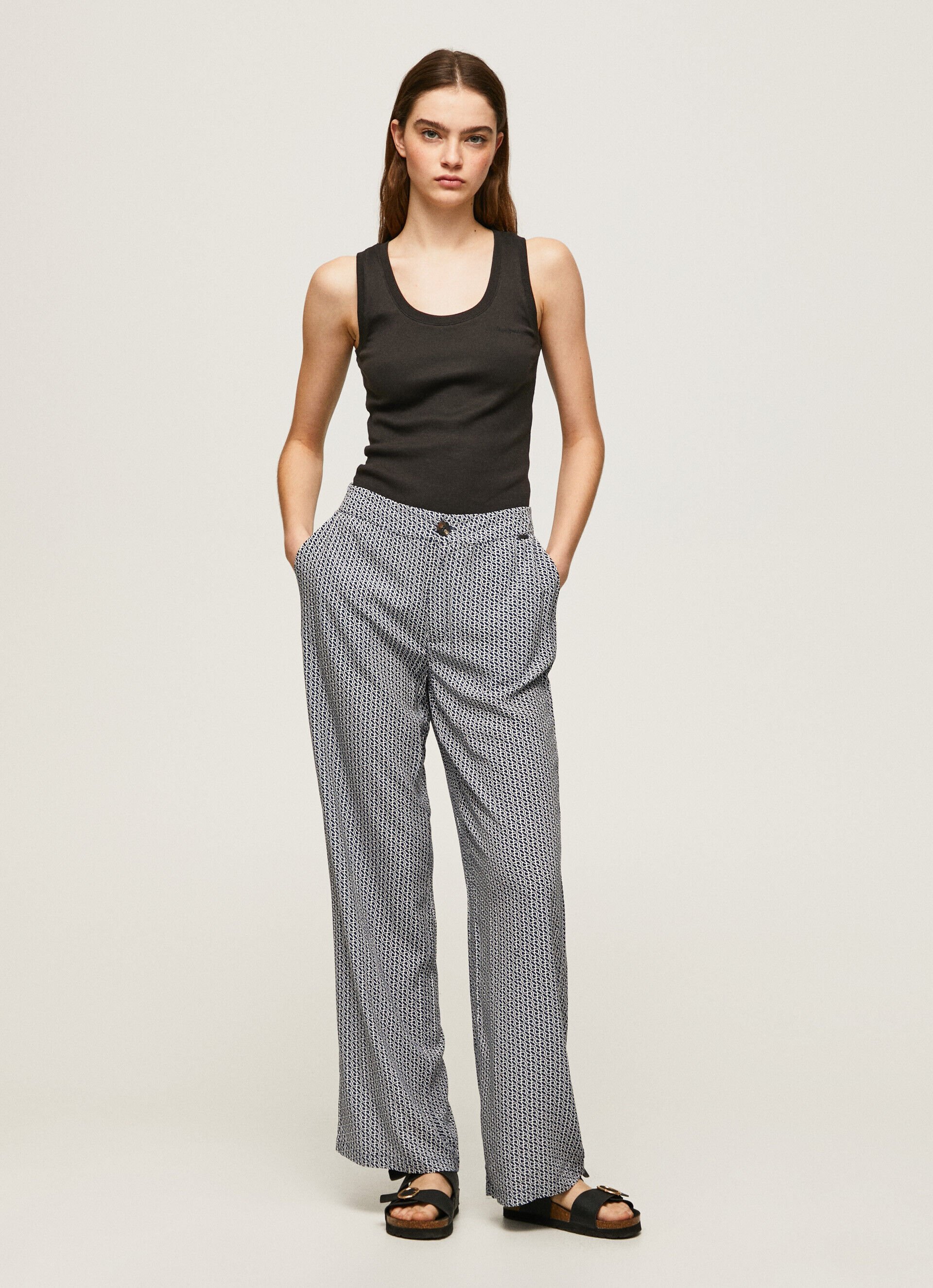 Calça com estampa de logotipo por toda a peça - multicolorida