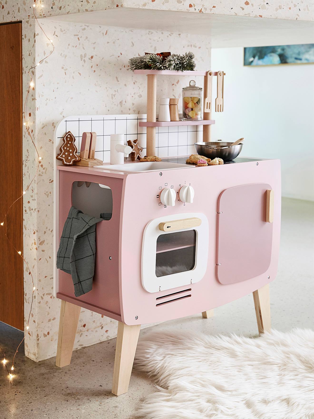 Cozinha de brinquedo de design, feita de madeira cor caramelo com certificação FSC®.