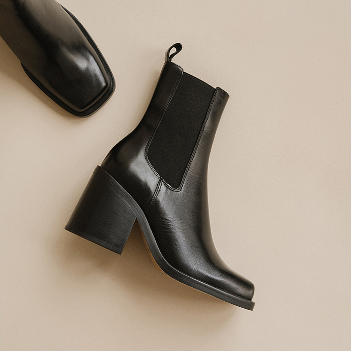 Boots à talons hauts et élastiques  en cuir noir