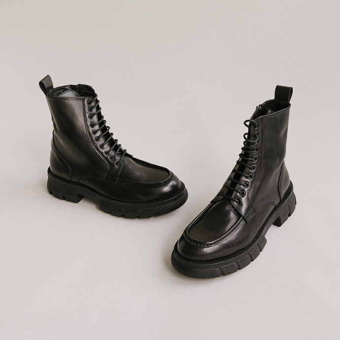 Boots à lacets et semelles épaisses  en cuir noir