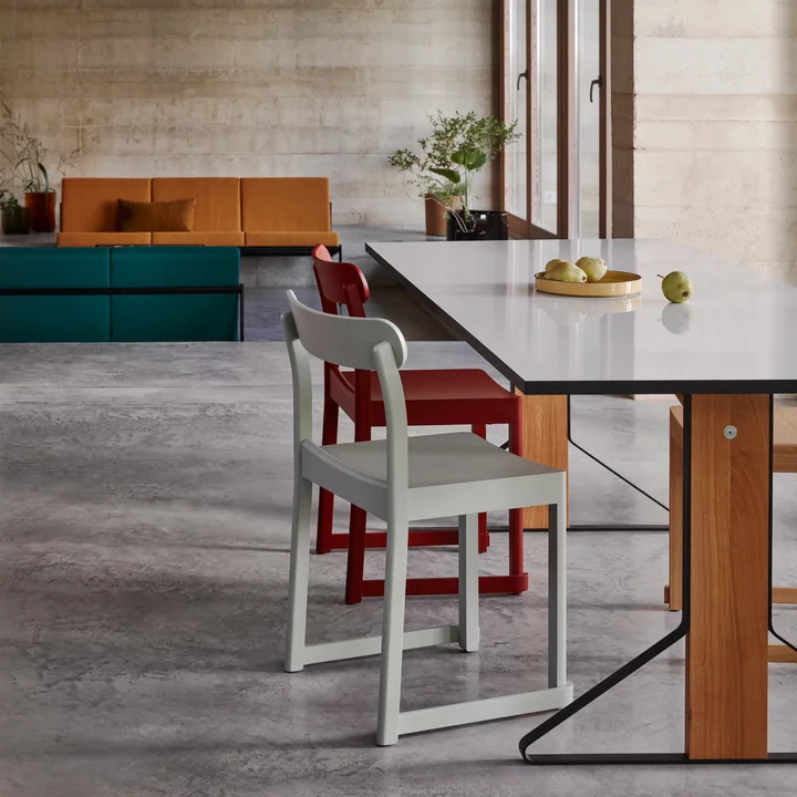 Artek - Atelier Chair, Buche schwarz lackiert (Filzgleiter)