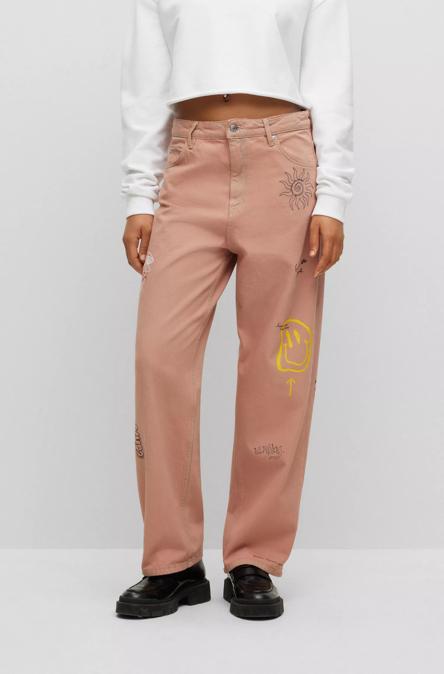 Calça jeans HUGO vermelha, modelagem relaxada, em denim tingido com estampas de rabiscos.