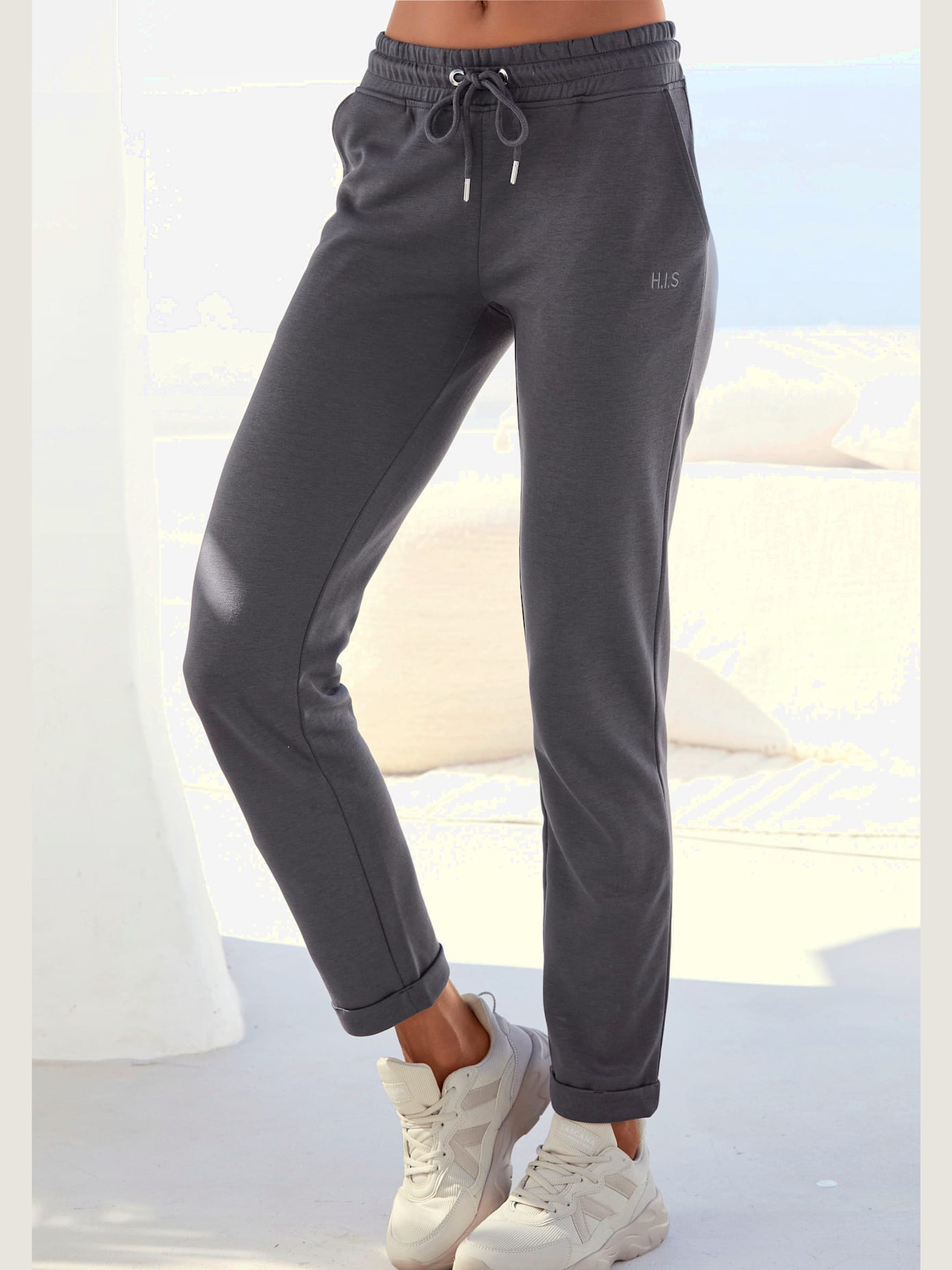 Pantalon basique avec petit logo brodé