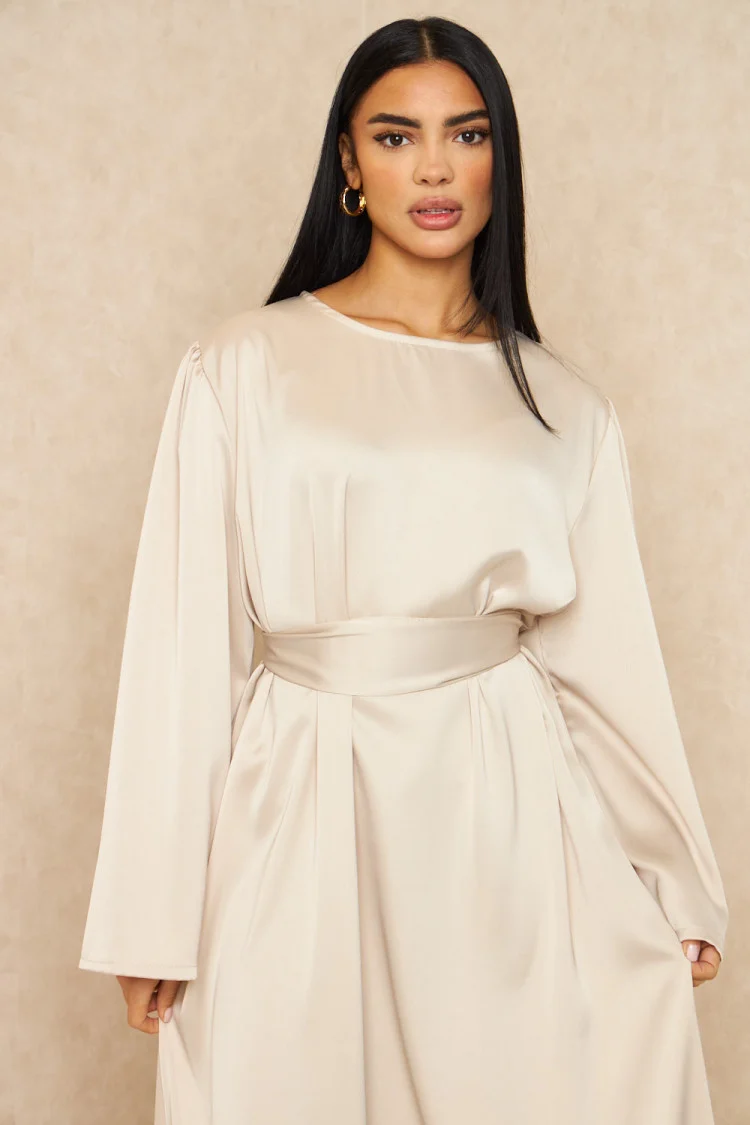 Robe ample ceinturée et satinée beige